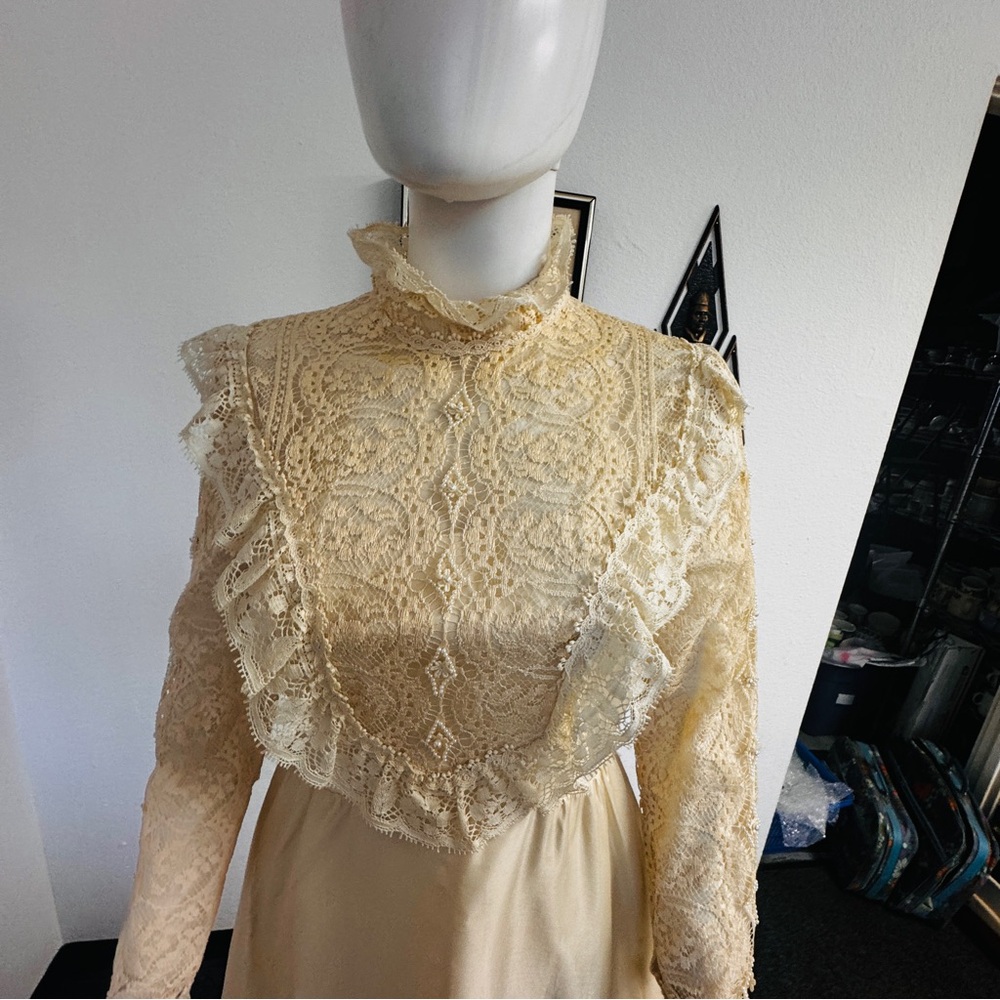 Vintage Off White Embellished Wedding Dress With Veil